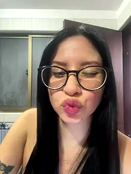 lucy grey25 online show from 12/17/25, 01:10