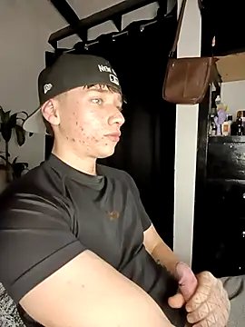 Snapshot of Logan_sixxer chatting on 09/16/25, 03:51 Logan sixxer online show from 09/16/25, 03:51