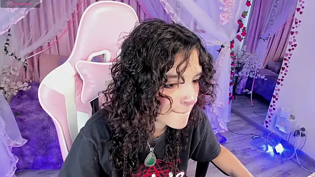 Snapshot of bunny_curly chatting on 09/14/25, 01:33 bunny curly online show from 09/14/25, 01:33