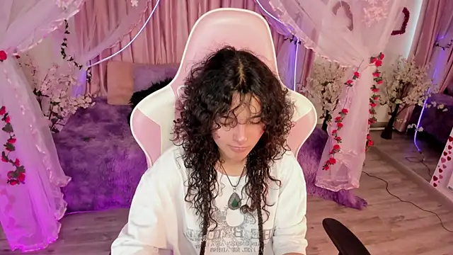 Snapshot of bunny_curly chatting on 09/20/25, 08:03 bunny curly online show from 09/20/25, 08:03