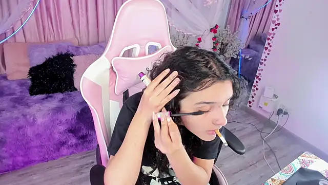 Snapshot of bunny_curly chatting on 09/18/25, 03:37 bunny curly online show from 09/18/25, 03:37