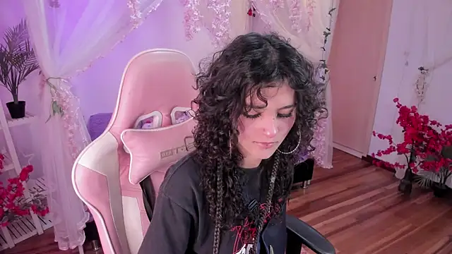 Snapshot of bunny_curly chatting on 10/21/25, 03:00 bunny curly online show from 10/21/25, 03:00