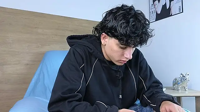 Snapshot of Stiven_Benet_ chatting on 11/11/25, 12:44 Stiven Benet online show from 11/11/25, 12:44