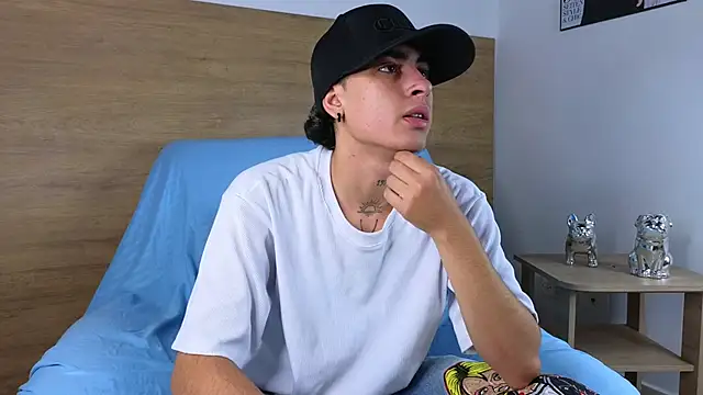 Snapshot of Stiven_Benet_ chatting on 10/24/25, 12:48 Stiven Benet online show from 10/24/25, 12:48