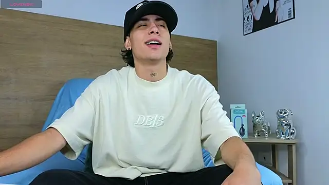 Snapshot of Stiven_Benet_ chatting on 10/23/25, 12:48 Stiven Benet online show from 10/23/25, 12:48