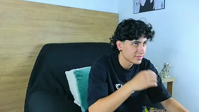 Snapshot of Stiven_Benet_ chatting on 11/06/25, 03:27 Stiven Benet online show from 11/06/25, 03:27