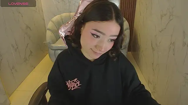 venuss09 s online show from 12/14/25, 01:49