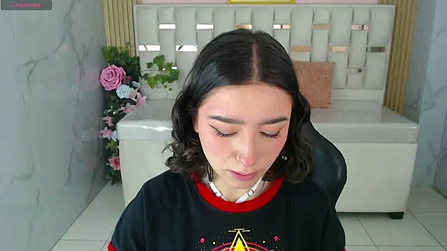 venuss09 s online show from 12/18/25, 01:48