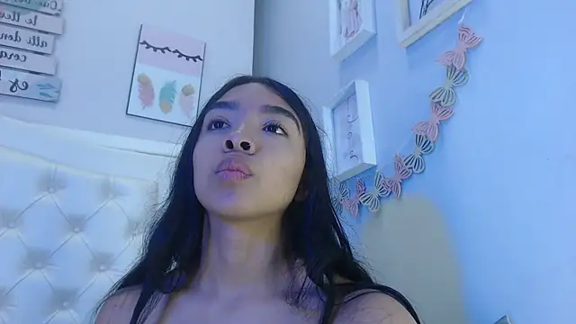 Snapshot of pocahontamoon chatting on 09/19/25, 01:04 pocahontamoon online show from 09/19/25, 01:04