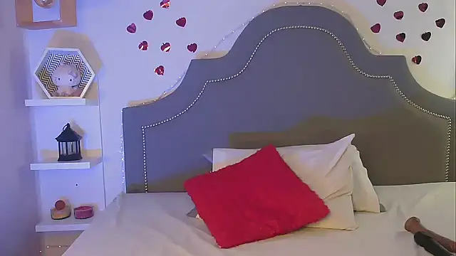 Snapshot of pocahontamoon chatting on 12/05/25, 05:44 pocahontamoon online show from 12/05/25, 05:44