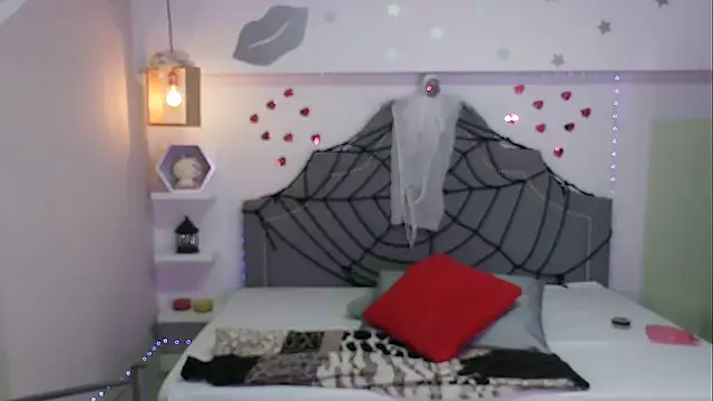 Snapshot of pocahontamoon chatting on 10/29/25, 03:44 pocahontamoon online show from 10/29/25, 03:44