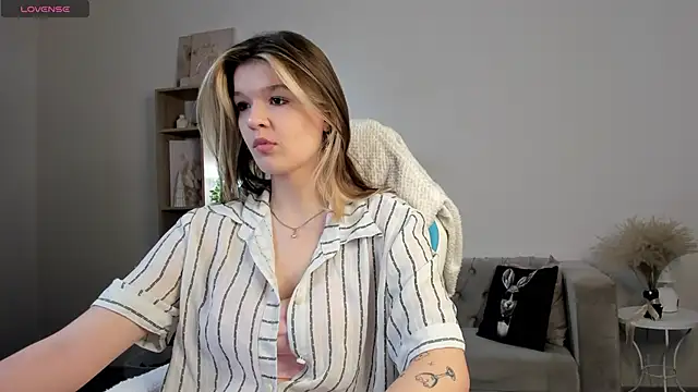 Kati Li online show from 11/17/25, 10:52