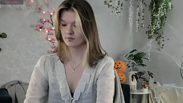 Kati Li online show from 10/30/25, 10:35