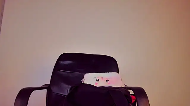 Snapshot of Madison_charlotte chatting on 10/23/25, 04:33 Madison charlotte online show from 10/23/25, 04:33