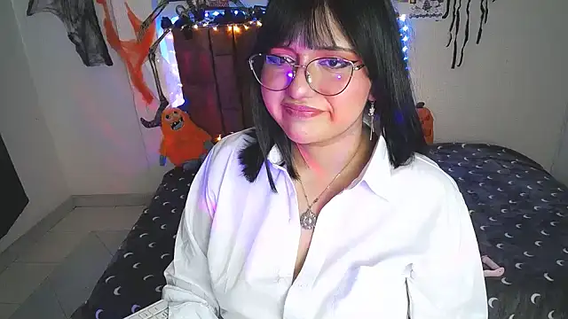 Snapshot of saragon1 chatting on 10/14/25, 02:28 saragon1 online show from 10/14/25, 02:28