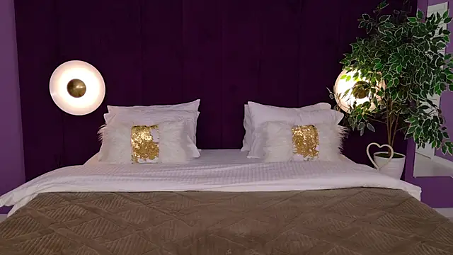 NoraHaynes online show from 11/17/25, 03:10