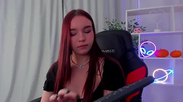 NoraHaynes online show from 10/21/25, 03:17