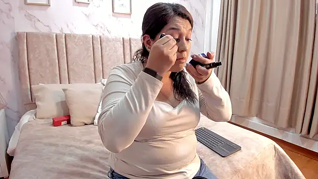 Snapshot of Paula_And chatting on 10/23/25, 07:56 Paula And online show from 10/23/25, 07:56