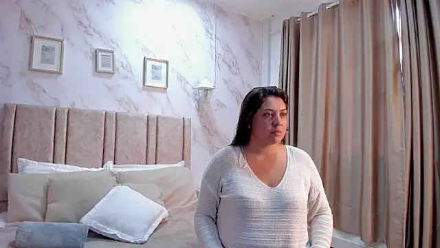 Snapshot of Paula_And chatting on 10/25/25, 07:58 Paula And online show from 10/25/25, 07:58