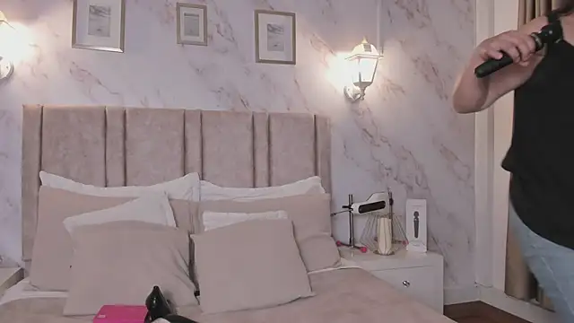 Snapshot of Paula_And chatting on 06/23/26, 10:35 Paula And online show from 06/23/26, 10:35