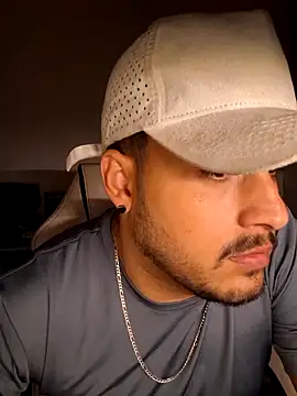 Snapshot of Mineirinhoot chatting on 12/19/25, 03:21 Mineirinhoot online show from 12/19/25, 03:21