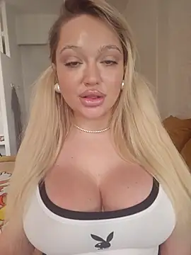 Snapshot of misstitmouseofficial chatting on 10/25/25, 10:58 misstitmouseofficial online show from 10/25/25, 10:58