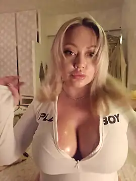 Snapshot of misstitmouseofficial chatting on 12/15/25, 06:14 misstitmouseofficial online show from 12/15/25, 06:14