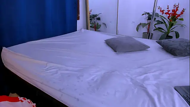 nahomy ryans online show from 12/15/25, 04:13