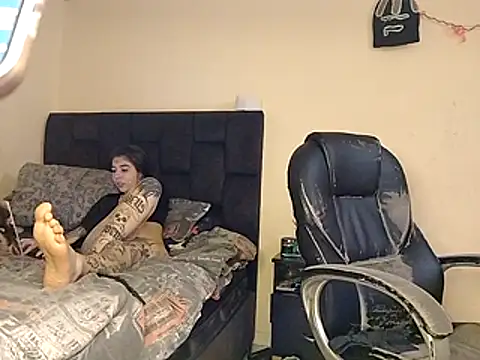 saenzjulieta1 online show from 10/15/25, 05:21