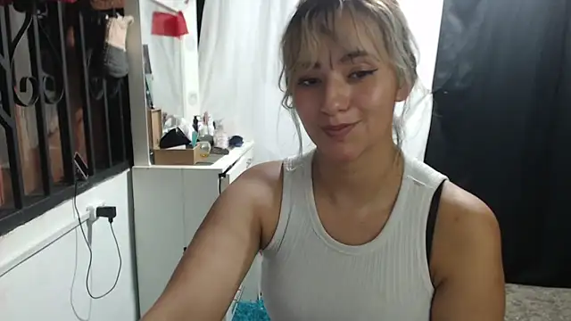 Snapshot of annie_clark2 chatting on 10/10/25, 01:06 annie clark2 online show from 10/10/25, 01:06