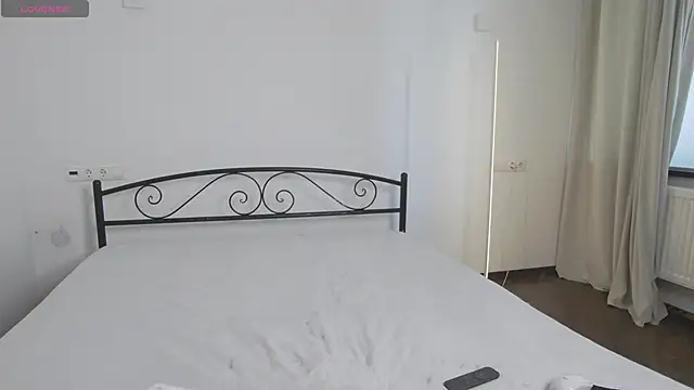 AlexsisFaee online show from 04/15/26, 07:14