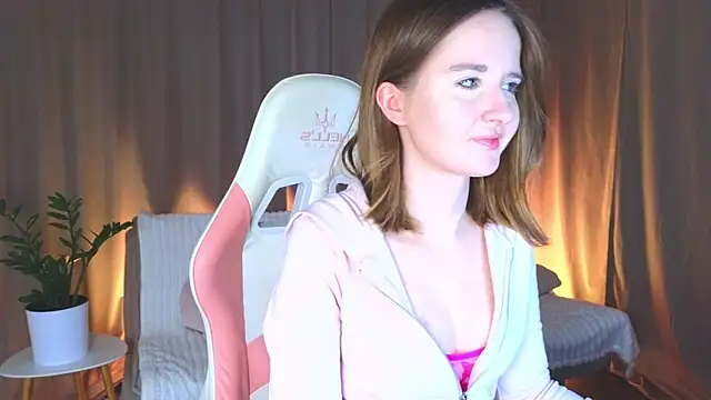 Snapshot of AlexsisFaee chatting on 11/10/25, 10:04 AlexsisFaee online show from 11/10/25, 10:04