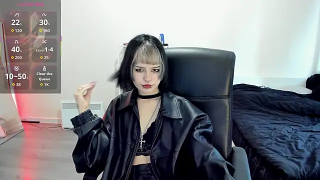 Snapshot of LiyaLuna chatting on 10/10/25, 10:49 LiyaLuna online show from 10/10/25, 10:49