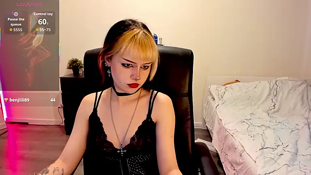 LiyaLuna online show from 11/28/25, 12:05