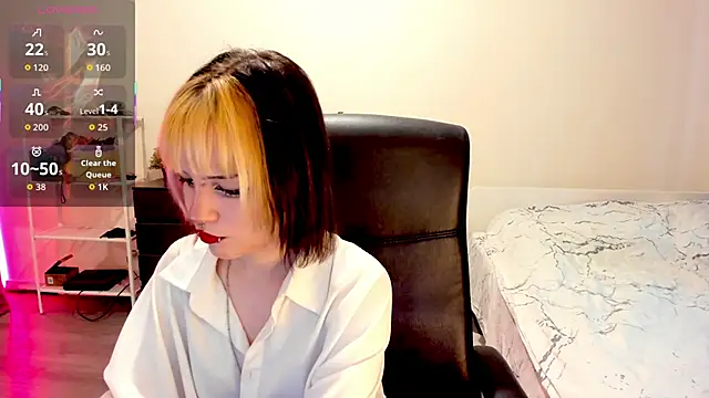 LiyaLuna online show from 12/05/25, 12:15