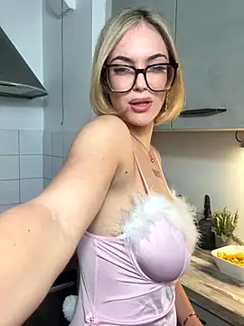 Snapshot of zoeypink chatting on 11/26/25, 06:30 zoeypink online show from 11/26/25, 06:30