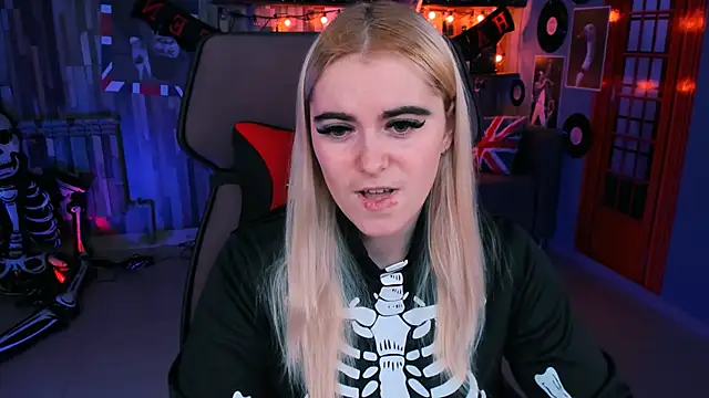 Stef Nicks online show from 10/31/25, 09:06