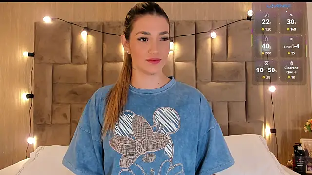 Snapshot of ClaradelMar chatting on 11/18/25, 10:40 ClaradelMar online show from 11/18/25, 10:40