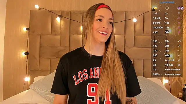 Snapshot of ClaradelMar chatting on 09/20/25, 10:53 ClaradelMar online show from 09/20/25, 10:53