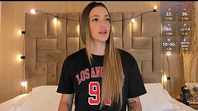 Snapshot of ClaradelMar chatting on 11/21/25, 10:25 ClaradelMar online show from 11/21/25, 10:25