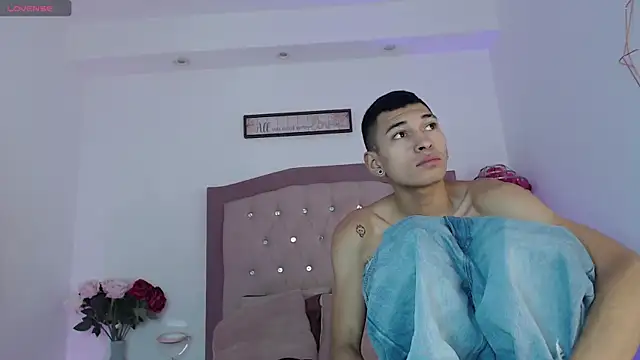 Snapshot of AmelieAndAce chatting on 09/23/25, 12:45 AmelieAndAce online show from 09/23/25, 12:45