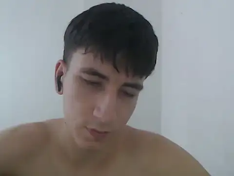 Snapshot of younewmaster chatting on 02/17/26, 08:39 younewmaster online show from 02/17/26, 08:39
