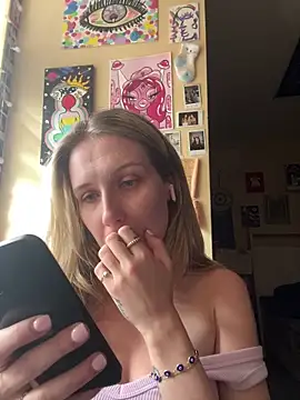 Snapshot of AutumnTides chatting on 09/10/25, 04:17 AutumnTides online show from 09/10/25, 04:17