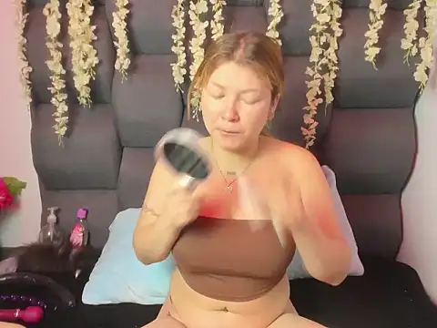 Snapshot of JuliettaRousse69 chatting on 11/13/25, 12:31 JuliettaRousse69 online show from 11/13/25, 12:31