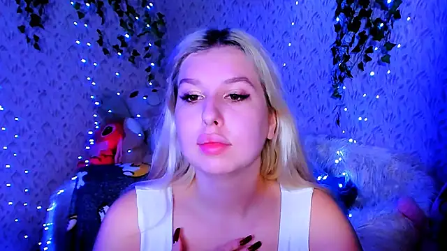 Snapshot of ChloeRicc chatting on 11/11/25, 08:03 ChloeRicc online show from 11/11/25, 08:03