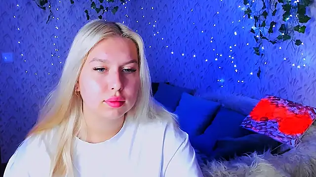 Snapshot of ChloeRicc chatting on 10/09/25, 12:38 ChloeRicc online show from 10/09/25, 12:38