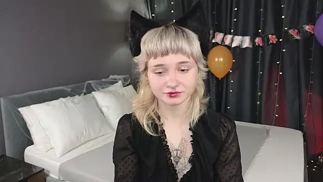 Tori Cutie online show from 10/30/25, 12:09