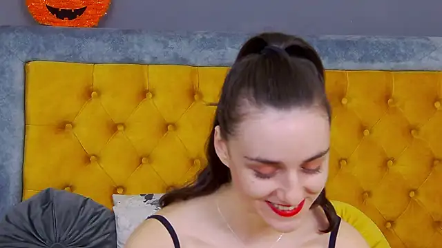 Snapshot of Jessica_White_ chatting on 11/14/25, 05:00 Jessica White online show from 11/14/25, 05:00