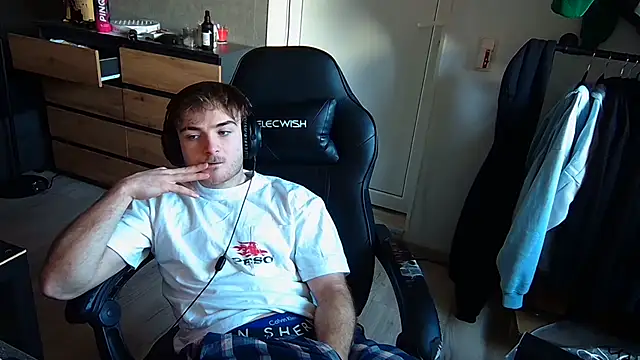 Snapshot of Rudi2007Eye chatting on 02/20/26, 10:06 Rudi2007Eye online show from 02/20/26, 10:06