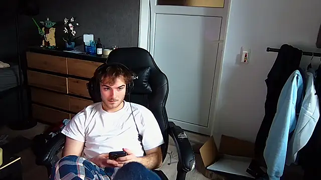 Snapshot of Rudi2007Eye chatting on 02/12/26, 09:42 Rudi2007Eye online show from 02/12/26, 09:42